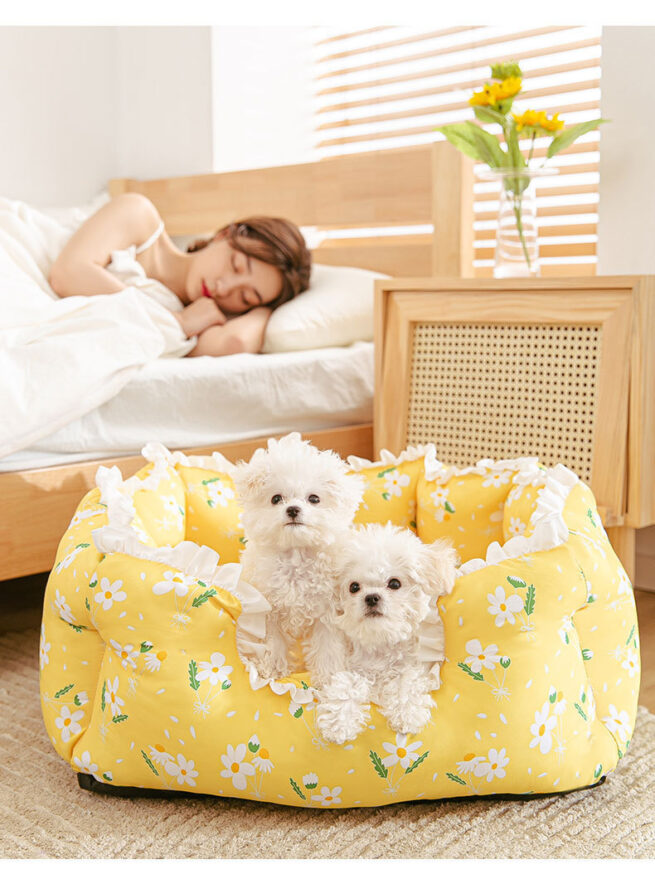 Cama para perros cómoda y colorida de color amarillo con dos perros dentro