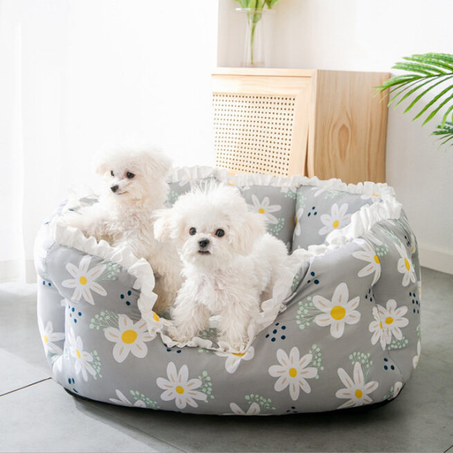 Cama para perros cómoda y colorida de color gris con dos perros encima