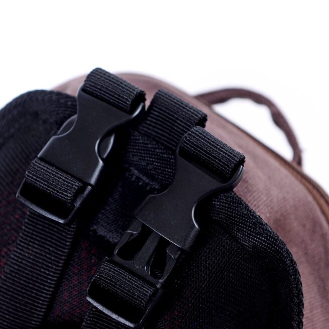 Detalle de la mochila moderna para perros de las correas